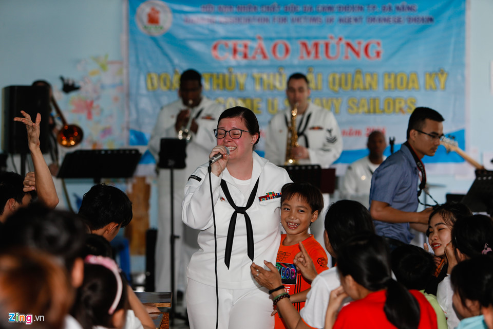 Thuỷ thủ Mỹ hào hứng vui đùa cùng trẻ nạn nhân chất độc da cam